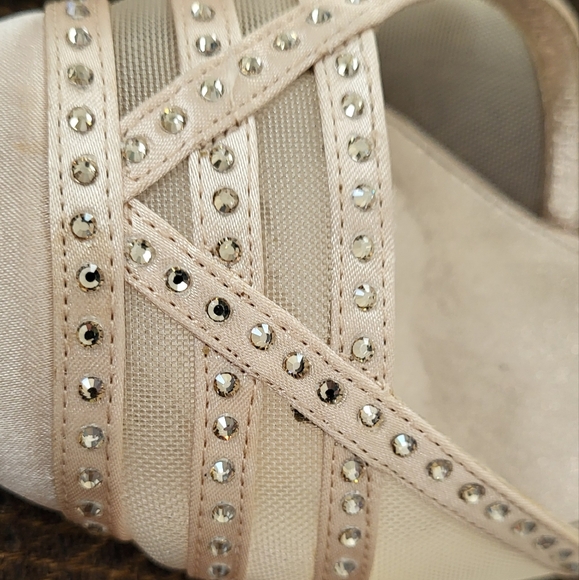 Podeswa satin Champagne color kitten heel - Picture 5 of 6